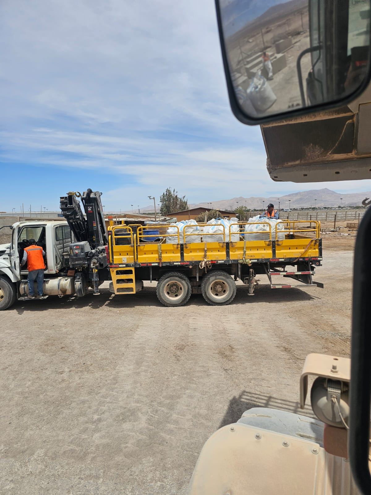 Camión con áridos operando en faena del desierto de Atacama