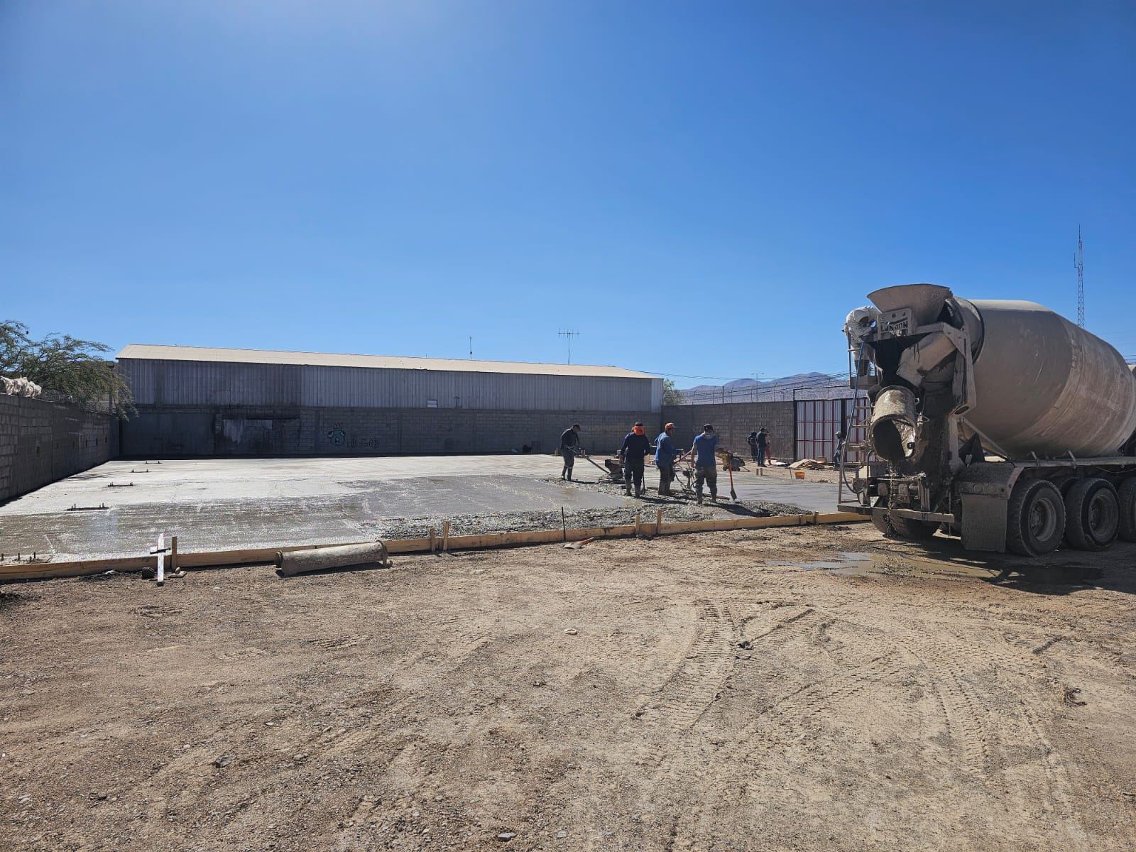 Vaciado de radier industrial con camión mixer en Calama